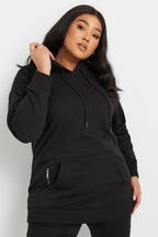 Büyük beden siyah kapüşonlu sweatshirt ile poz veren kadın, günlük şık stil