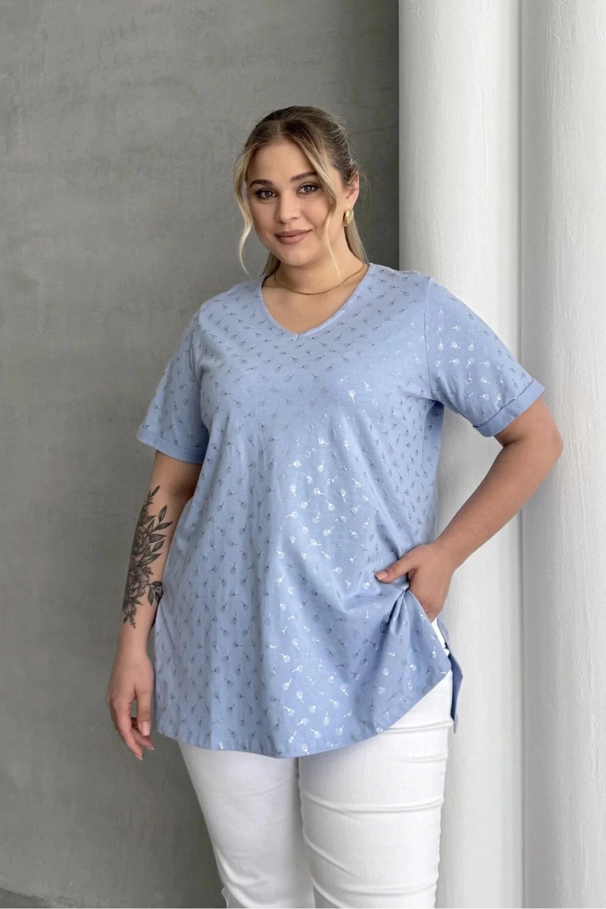 Büyük Beden Kısa Kollu V Yaka Yanları Yırtmaçlı Metalik Baskılı T-shirt 97-46