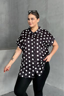 Büyük Beden Önü Düğmeli Kısa Kollu Puantiye Desenli Gömlek 303460