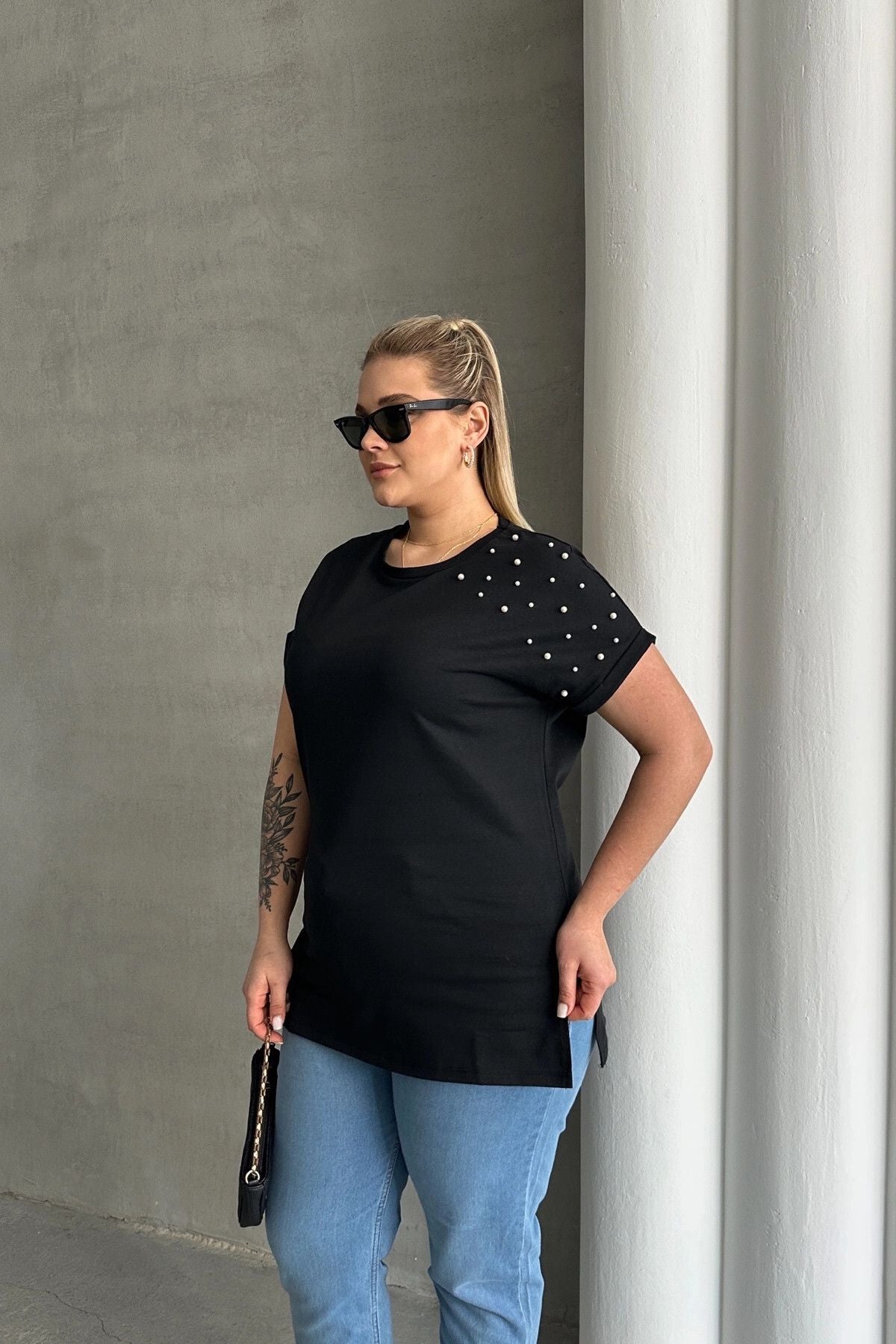 Büyük Beden Kısa Kollu Bisiklet Yaka Yanları Yırtmaçlı Boncuklu Basic T-shirt RFT-03