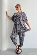 Büyük Beden V Yaka Kısa Kollu Eteği Bollaşan Desenli Bluz 99-5