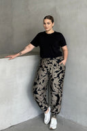 Büyük Beden Paçası Lastikli Parlak Baskılı Cepli Pantolon 302697