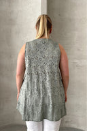 Büyük Beden V Yaka Sıfır Kol Dantel Detaylı Astarsız Bluz 302964