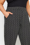 Büyük Beden Paçası ve Beli Lastikli Cepli İnce Pantolon 302588