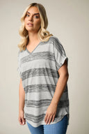 Büyük Beden Kısa Kol V Yaka Eteği Oval Kesim Çizgili Bluz 303993