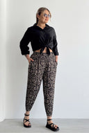 Büyük Beden Beli ve Paçası Lastikli Cepli Desenli Şalvar Pantolon 74-75