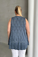 Büyük Beden V Yaka Sıfır Kol Dantel Detaylı Astarsız Bluz 302966