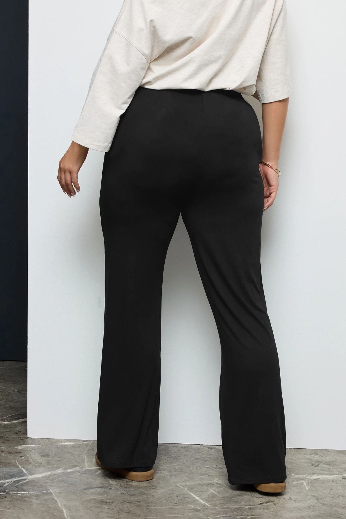 Büyük Beden Beli Lastikli ve Bağcıklı Cepsiz Paçası Geniş Pantolon 037392