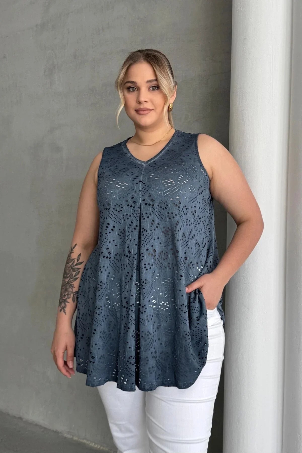 Büyük Beden V Yaka Sıfır Kol Dantel Detaylı Astarsız Bluz 302966