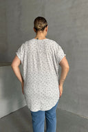 Büyük Beden Çentik V Yaka Kısa Kollu Puantiye Desenli Bluz 303866