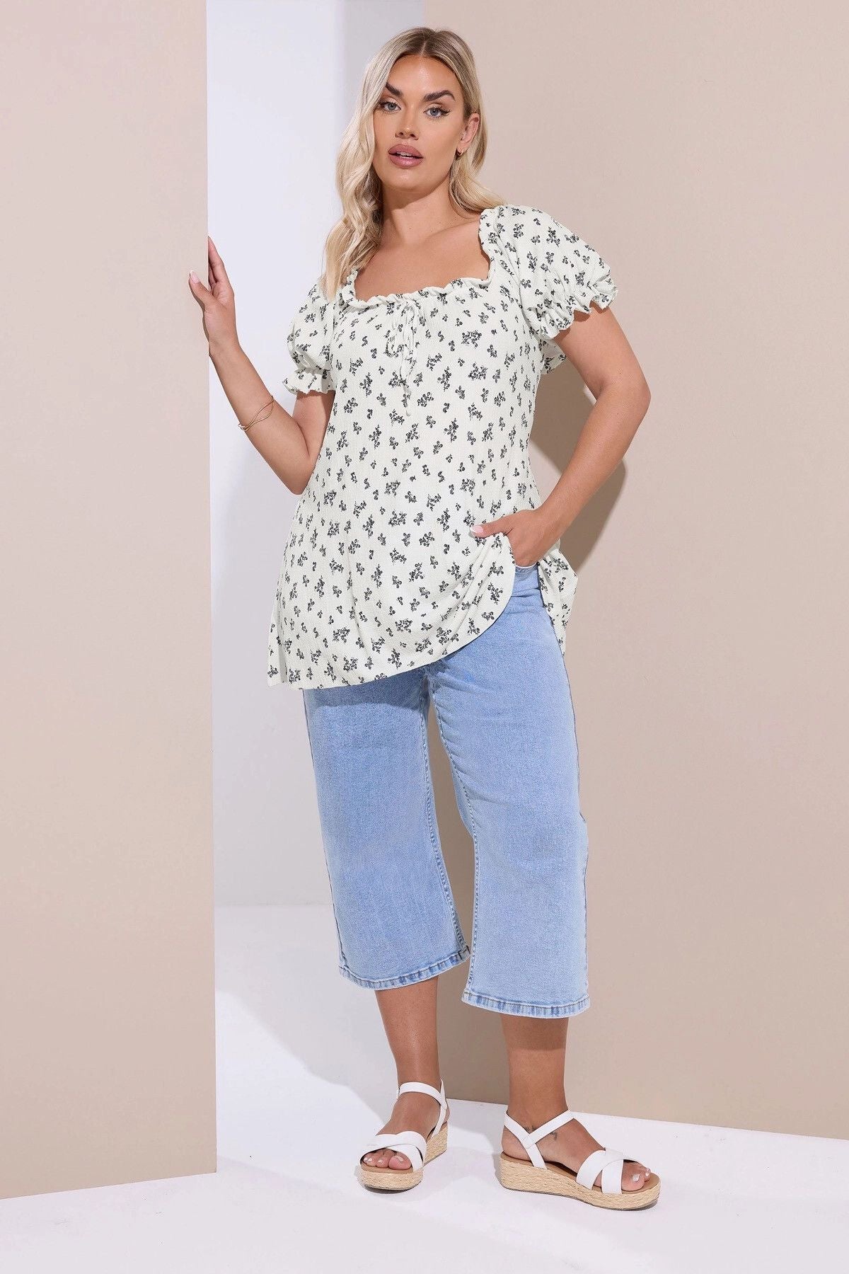 Büyük Beden Çiçek Desenli Bürümcük Kumaş Kare Yaka Kolları Fırfırlı Bluz 322661