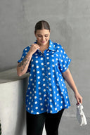 Büyük Beden Önü Düğmeli Kısa Kollu Puantiye Desenli Gömlek 303462