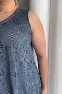 Büyük Beden V Yaka Sıfır Kol Dantel Detaylı Astarsız Bluz 302966