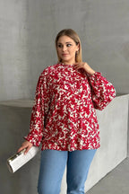Kırmızı beyaz floral desenli büyük beden bluz, uzun kollu, kot pantolonlu kadın