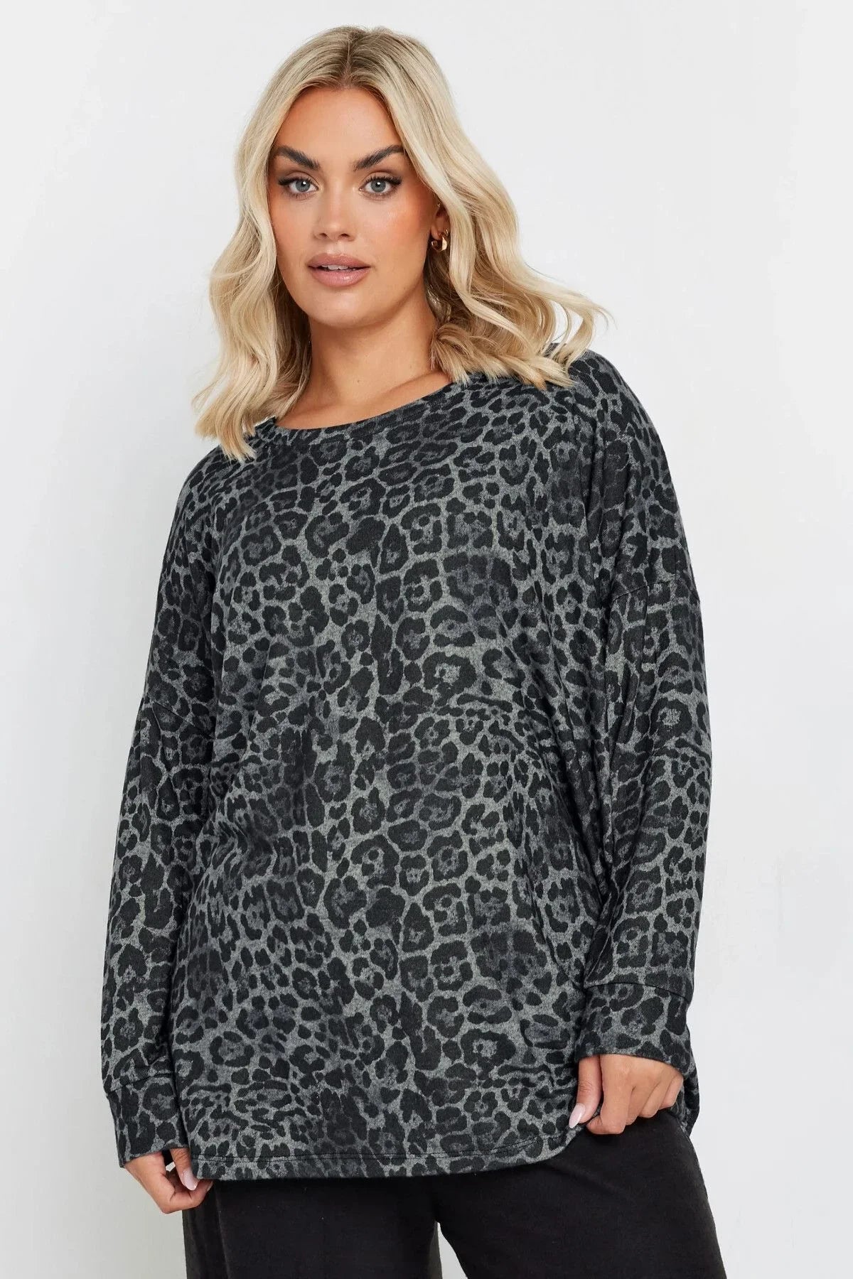 Leopar desenli, uzun kollu büyük beden kadın bluzu, açık saçlı model üzerinde.