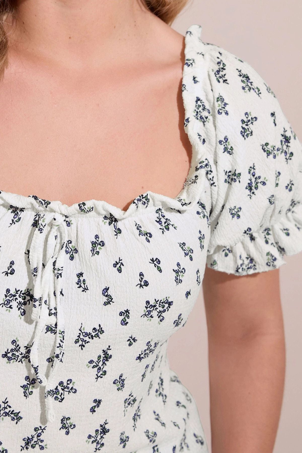 Büyük Beden Çiçek Desenli Bürümcük Kumaş Kare Yaka Kolları Fırfırlı Bluz 322661