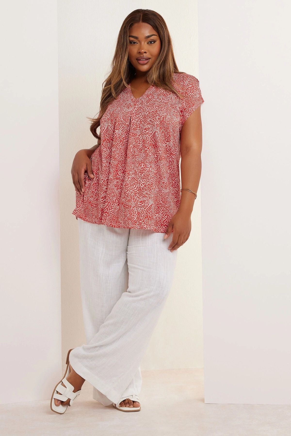 Büyük Beden V Yaka Çiçek Desenli Kısa Kollu T-shirt 322657