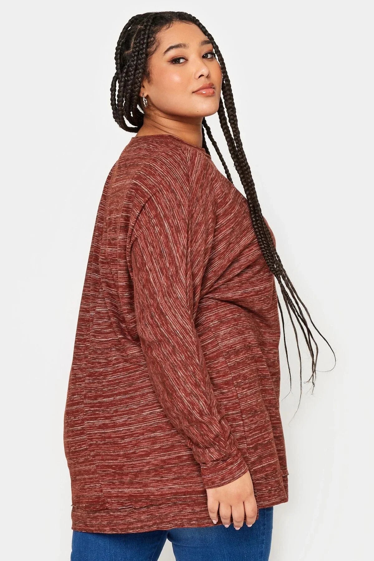 Büyük beden, bordo-melanj uzun kollu sweatshirt giyen kadın, arka planda beyaz duvar