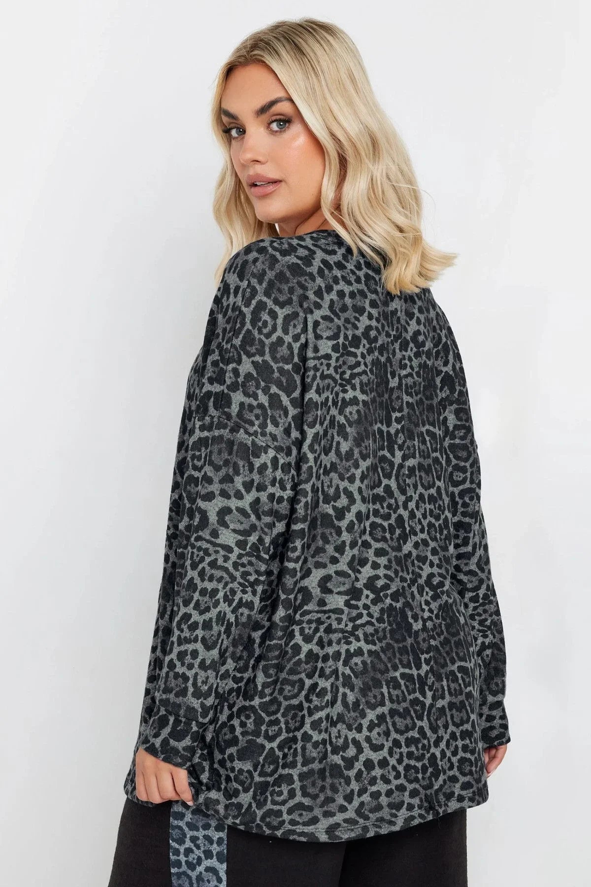 Leopar desenli büyük beden uzun kollu kadın üst, açık renkli saçlı model üzerinde