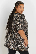 Büyük Beden V Yaka Ön Pileli Kısa Kollu Desenli Bluz 303725