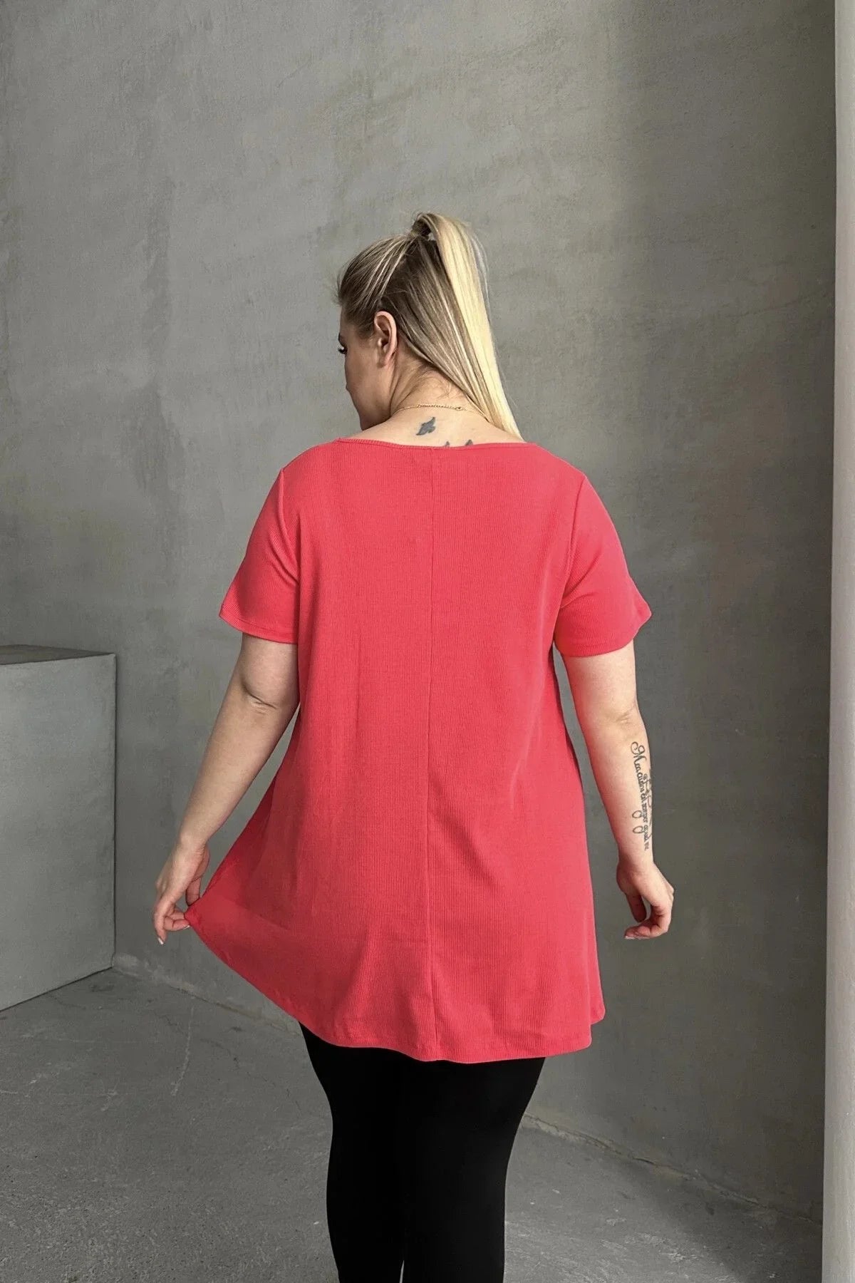 Büyük Beden Kısa Kollu Bisiklet Yaka Eteği Bollaşan Basic Bluz 100-50