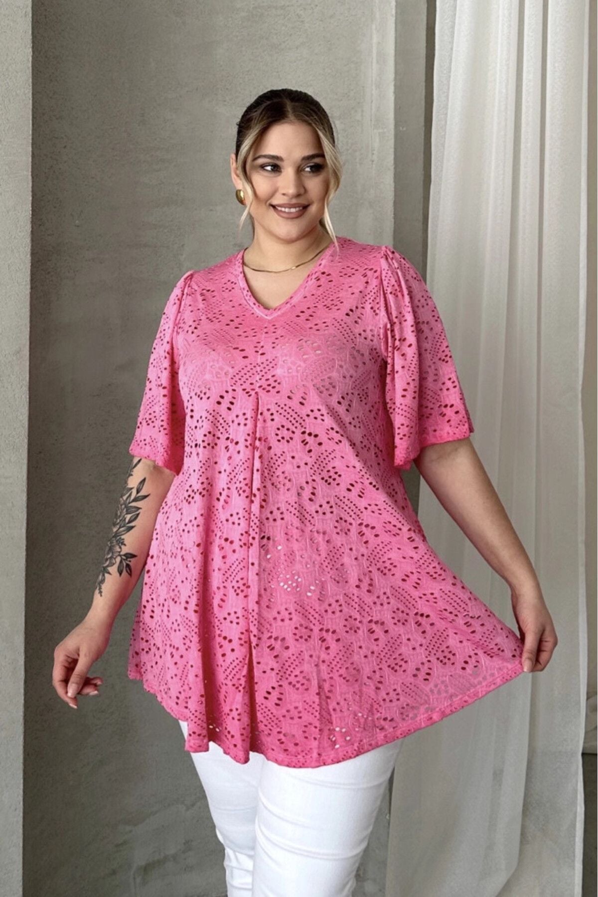 Büyük Beden V Yaka Kısa Kollu Dantel Detaylı Astarsız Bluz 302956