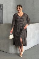 Büyük Beden V Yaka Yırtmaç Detaylı Desenli Fakir Kol Midi Boy Elbise MSD-25123