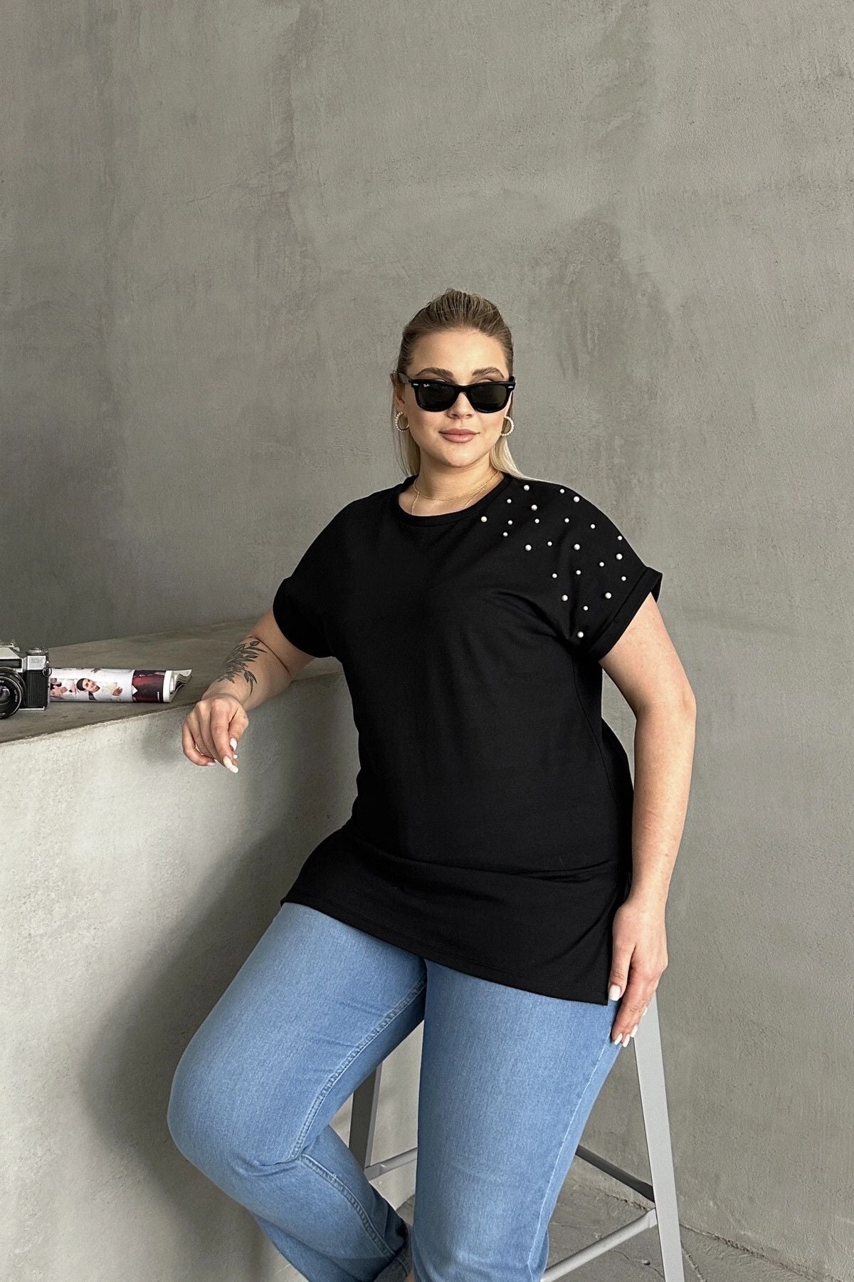 Büyük Beden Kısa Kollu Bisiklet Yaka Yanları Yırtmaçlı Boncuklu Basic T-shirt RFT-03