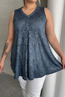 Büyük Beden V Yaka Sıfır Kol Dantel Detaylı Astarsız Bluz 302966