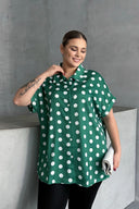 Büyük Beden Önü Düğmeli Kısa Kollu Puantiye Desenli Gömlek 303461