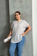 Büyük Beden Çentik V Yaka Kısa Kollu Puantiye Desenli Bluz 303866