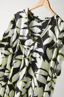 Büyük Beden V Yaka Kısa Kollu Yaprak Desenli Bluz 615244