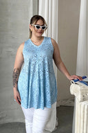 Büyük Beden V Yaka Sıfır Kol Dantel Detaylı Astarsız Bluz 302965