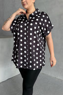 Büyük Beden Önü Düğmeli Kısa Kollu Puantiye Desenli Gömlek 303460