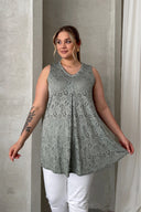 Büyük Beden V Yaka Sıfır Kol Dantel Detaylı Astarsız Bluz 302964