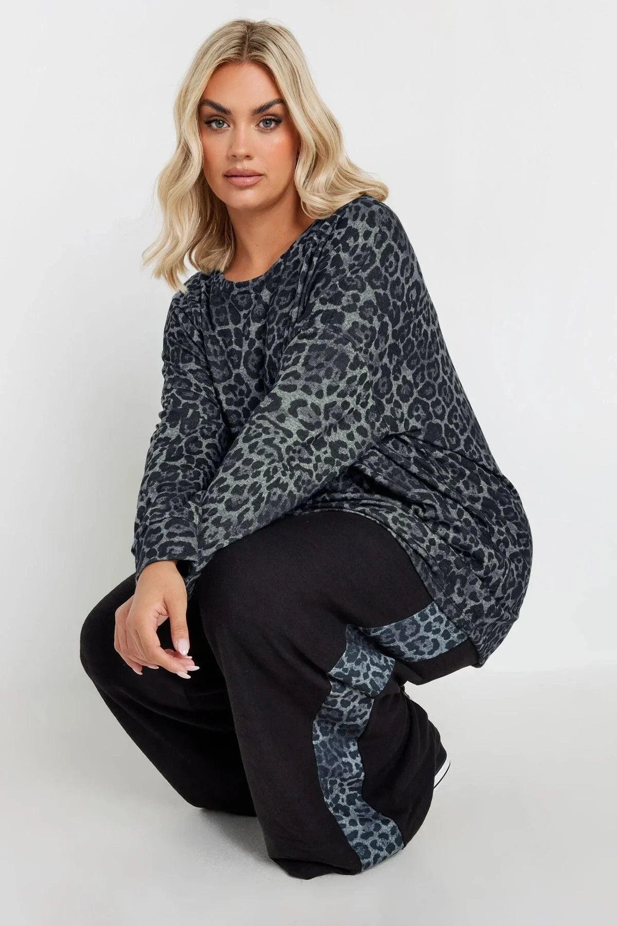Büyük beden, leopar desenli üst ve pantolon takım giyen kadın, modern rahat stil