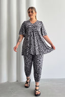 Büyük Beden V Yaka Kısa Kollu Eteği Bollaşan Desenli Bluz 99-5