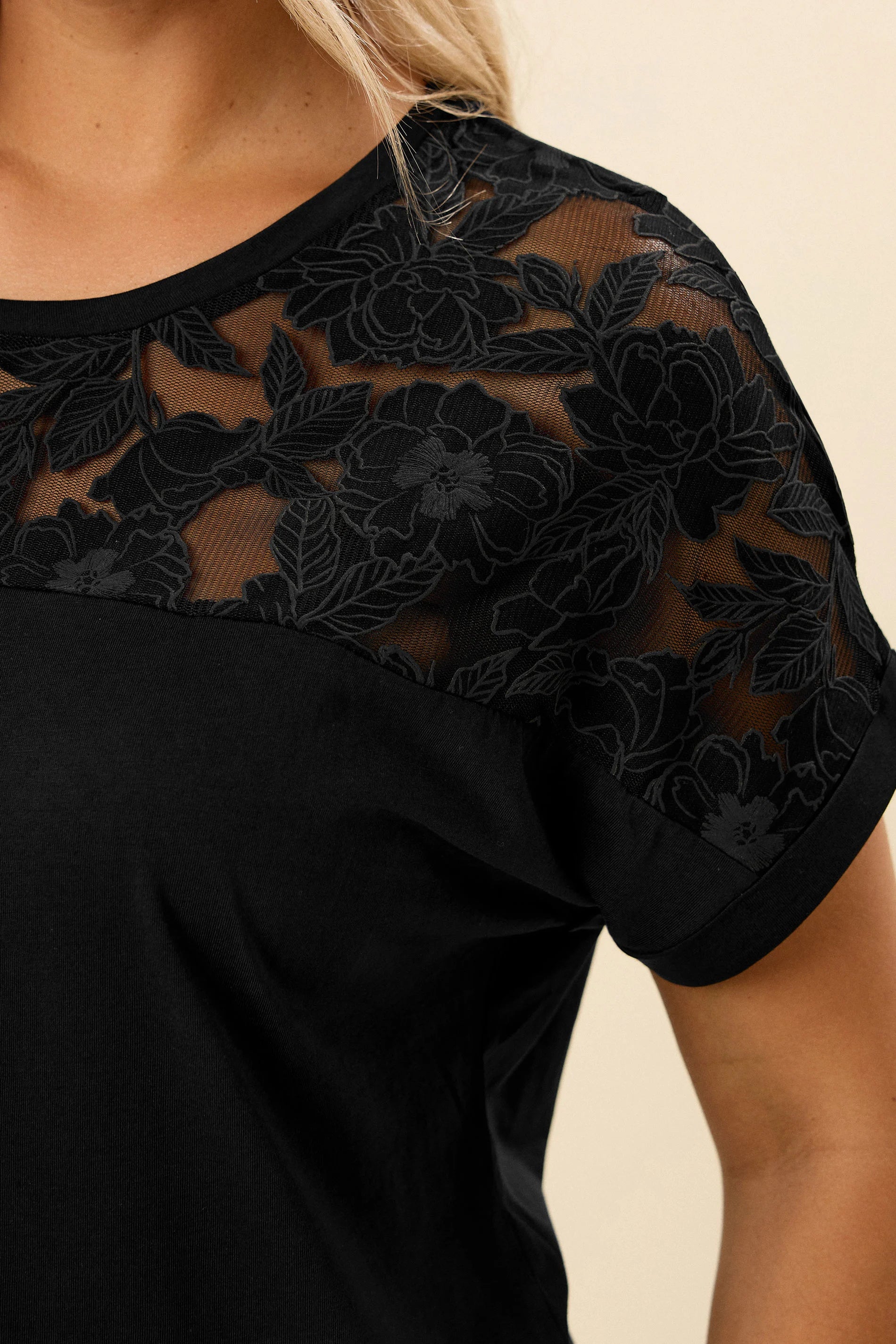 Büyük Beden Bisiklet Yaka Tül Detaylı Kısa Kollu T-shirt 321125