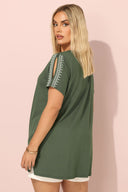 Büyük Beden Bisiklet Yaka Kısa Kollu Omuz Detaylı Etnik Nakışlı T-shirt 304228