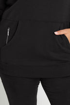 Büyük beden siyah sweatshirt, cepli ve fermuar detaylı, modern ve rahat tasarım.