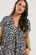 Büyük Beden V Yaka Çiçek Desenli Kısa Kollu Bluz 321704