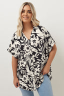 Büyük Beden Kısa Kollu Çiçek Desenli Gömlek 303686