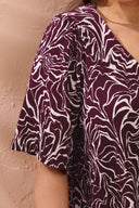 Büyük Beden V Yaka Kısa Kollu Soyut Desenli Asimetrik Kesim T-shirt 616219