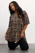 Büyük Beden Kısa Kollu V Yaka Tül Detaylı Astarlı Leopar Desenli T-shirt 304341