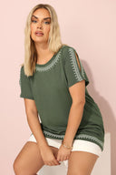 Büyük Beden Bisiklet Yaka Kısa Kollu Omuz Detaylı Etnik Nakışlı T-shirt 304228