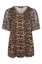 Büyük Beden Kısa Kollu V Yaka Tül Detaylı Astarlı Leopar Desenli T-shirt 304341