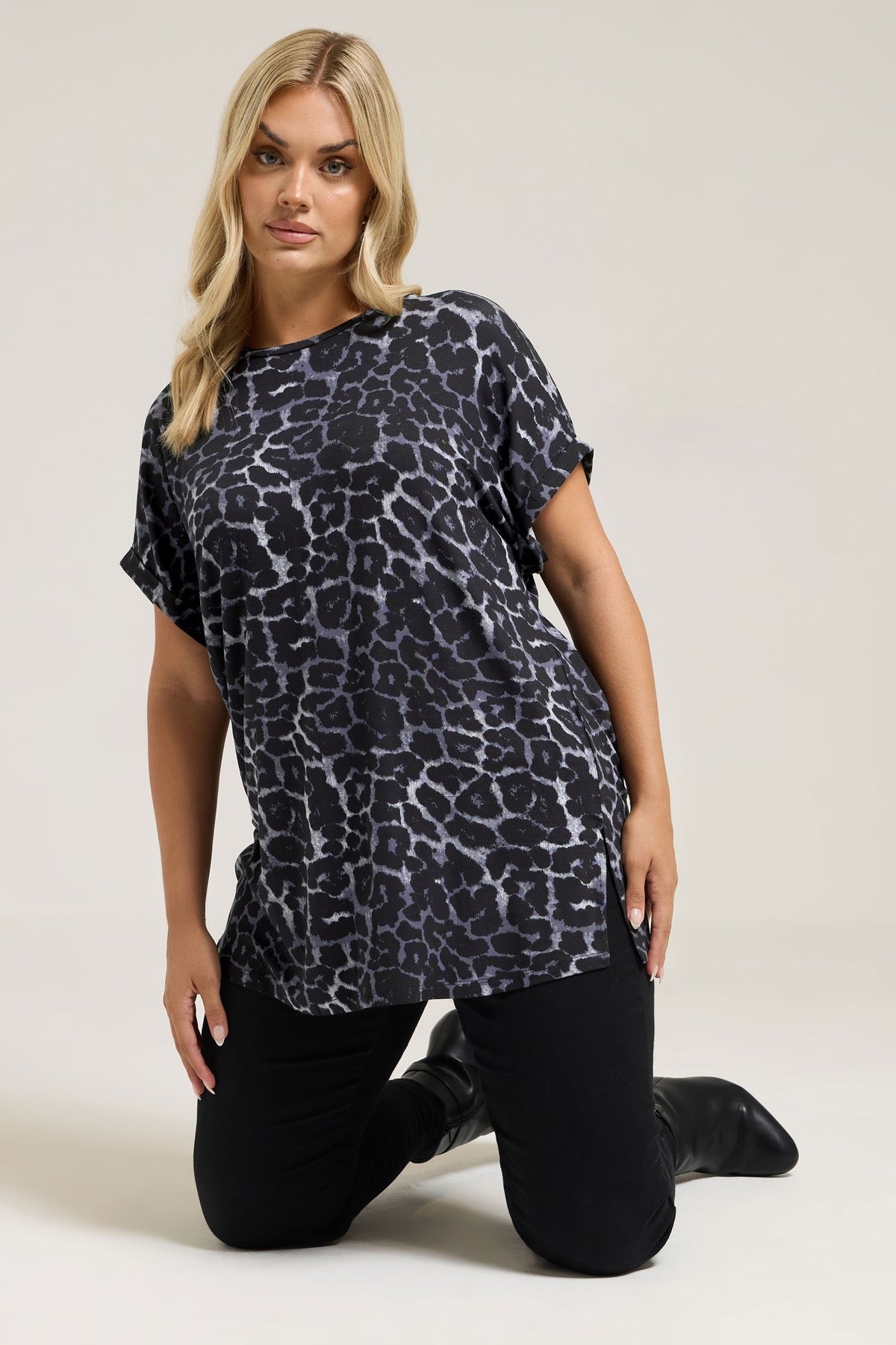Büyük Beden Bisiklet Yaka Kısa Kollu Leopar Desenli T-shirt 322997