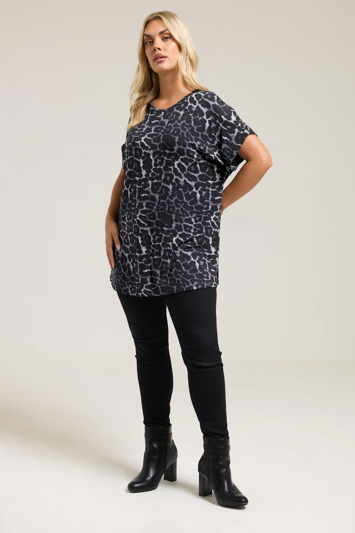 Büyük Beden Bisiklet Yaka Kısa Kollu Leopar Desenli T-shirt 322997