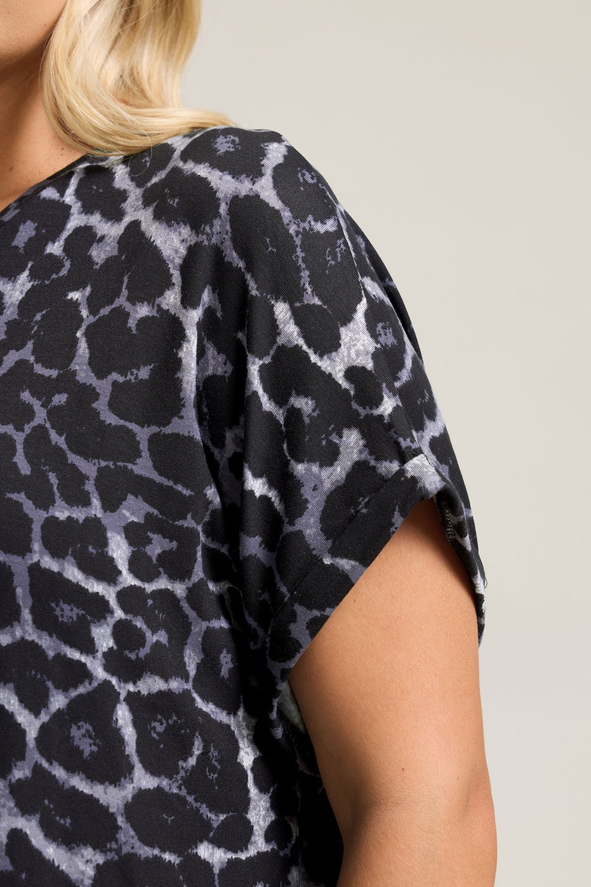 Büyük Beden Bisiklet Yaka Kısa Kollu Leopar Desenli T-shirt 322997