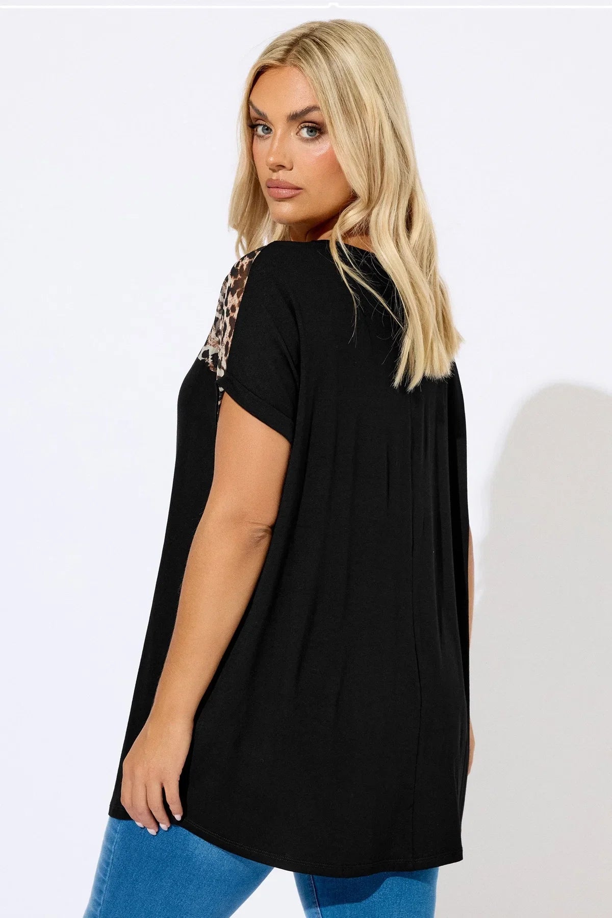Büyük Beden Bisiklet Yaka Kısa Kollu Transparan Leopar Detaylı T-shirt 304286